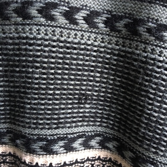 ⚪ 3/$15 Forever 21 teal & black aztec patterned - Picture 12 of 14